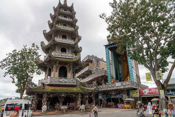 靈福寺(Linh Phuoc Pagoda):以「馬賽克瓷片建築」聞名,整座寺廟由無數瓷器碎片拼貼而成,精緻華麗。