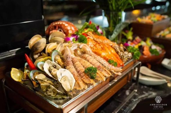 12:45 – 14:00 品嚐美味的午餐,同時欣賞蘭哈灣島嶼和小島的壯麗景色。