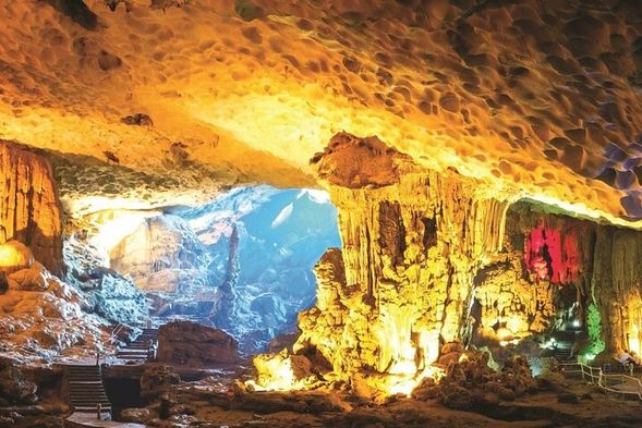 驚訝洞(Sung Sot Cave / Hang Sửng Sốt)是海灣中最大最壯觀的洞穴