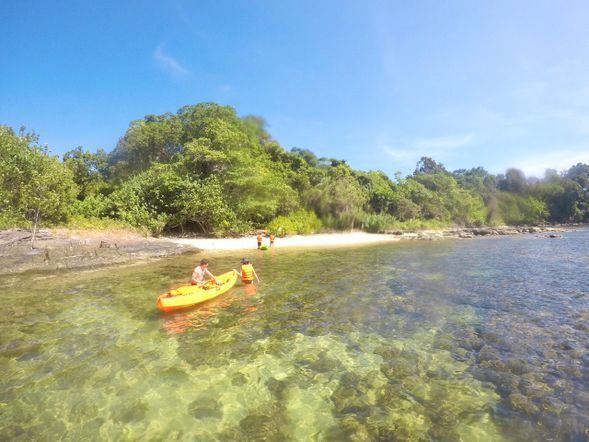 划船前往潛水點,拍照並沿船探索。