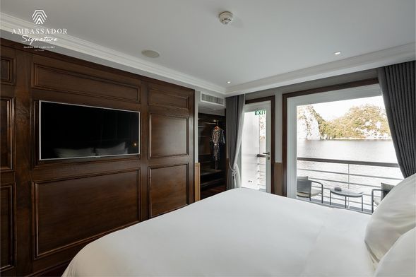 21:00 – 23:00 晚餐後,您可以在鋼琴酒廊點一杯調酒並享受現場音樂、釣魷魚或在您舒適房間觀看電影。