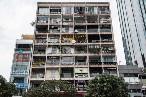 仰望由老舊公寓改建的文青方格網美牆,感受西貢獨特的復古潮流。