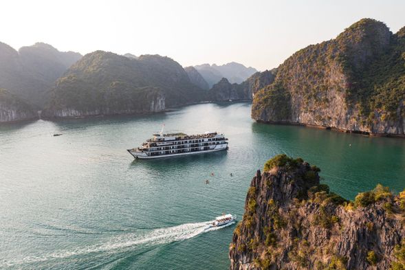 搭小船前往麗塔遊輪。歡迎登上麗塔遊輪並享用迎賓飲品