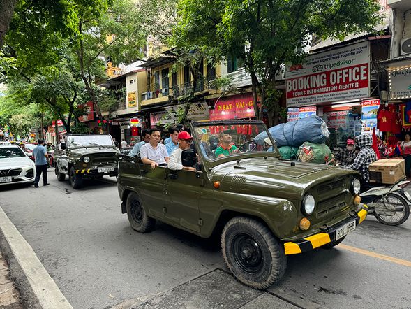 • 穿越河內的歷史長河,從擁有數千年歷史的城市部分到現代化的城市部分。
• 遊覽迷人的法國殖民區和充滿活力的河內舊城區。