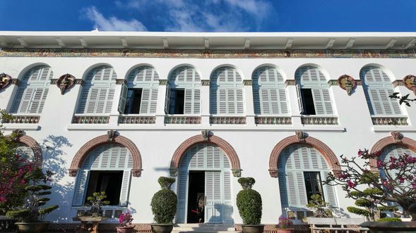 Bạch Dinh(白宮)矗立於越南頭頓的Núi Lớn的山腰間,是一座充滿法式殖民風格的歷史建築,俯瞰著碧藍的海洋。