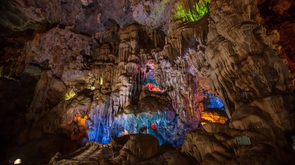 14:30 - 15:30 參觀下龍灣最獨特的洞穴之一盧昂洞(Luon Cave),是在封閉的拱形山內有一個獨立的湖泊。