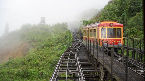 芒花登山單軌火車沿途穿梭於絕美山谷間,飽覽沙壩壯麗的梯田風光。
