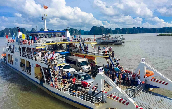 搭乘渡輪橫渡蔚藍海域,便捷往返吉婆島與陸地。