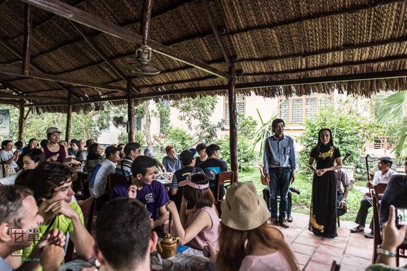 鄉間必吃「水果」,讓大家嚐嚐當地的水果,並中間穿插在地的傳統音樂表演。