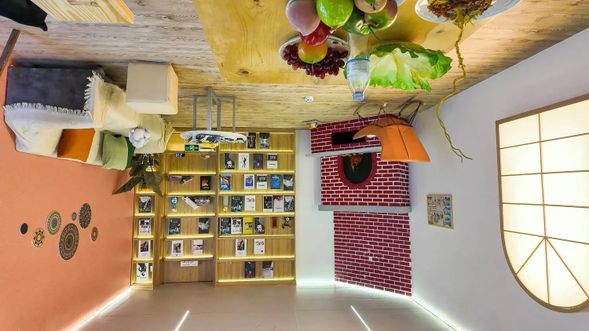 以「顛倒屋」的概念打造,每個房間的佈景都反轉180度,遊客走進去彷彿踏進了似曾相似卻又陌生的地方,拍出的照片盡是顛覆重力的奇幻世界。