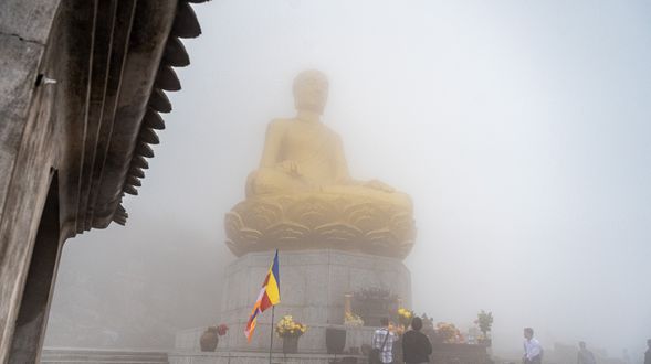 安子山國家公園經由黃龍纜車一覽高山森林中的深邃之美,在蕙光塔花園及安子竹林禪院中感受到莊嚴及心靈沉靜氣氛,接著搭乘第二段白龍纜車來到最靠進佛心的位置。到達最頂端有陳仁宋黃帝的大銅佛像。