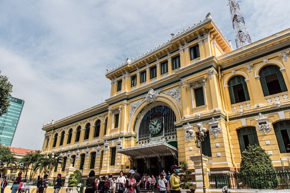 中央郵局為法國於1886年至1891年興建,建築風格充滿法式風情,內部除了可購買郵票及寄信外,以販售紀念品為主。