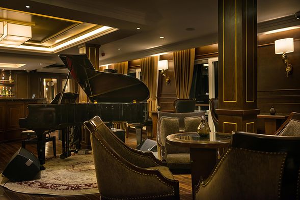 參加著名越南菜烹飪課的最佳時機,同時還可以在L Odyssée Sundeck或 Piano Lounge欣賞菲律賓樂隊的現場音樂表演。