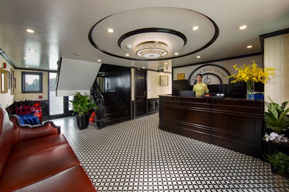 12:30 上船搭乘小船前往雅典娜遊輪。享用我們的招牌迎賓飲料時進行安全簡報,並提供行程單。