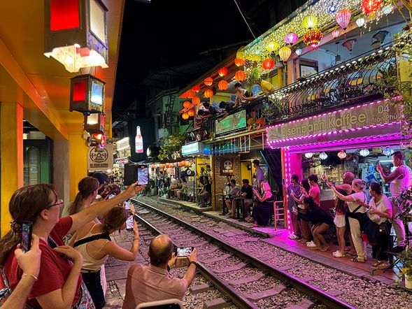 • 經過河內必看的景點,例如胡志明陵墓、總統府、巴亭廣場、文廟、鎮國寺、西湖、竹帛湖、還劍湖、歌劇院、聖約瑟夫大教堂和火車軌道。
• 穿過歷史悠久、充滿傳奇色彩的龍邊橋,欣賞日落。