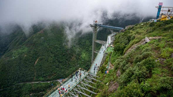 站在透明懸崖步道,挑戰360度極限視野,俯瞰震撼的峽谷梯田。