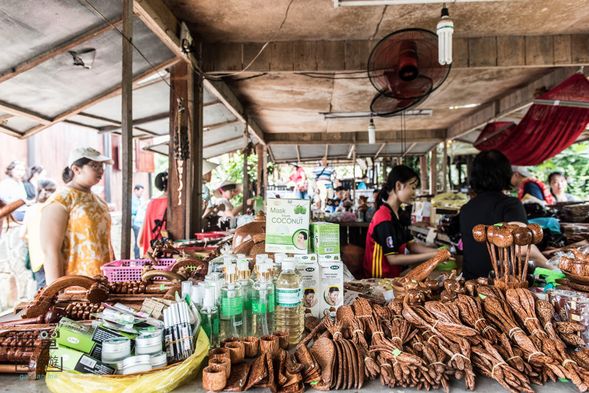輕鬆的穿梭在田野小徑,中間會有幾家小販之類,諸如手工藝品、椰子糖製作等等。