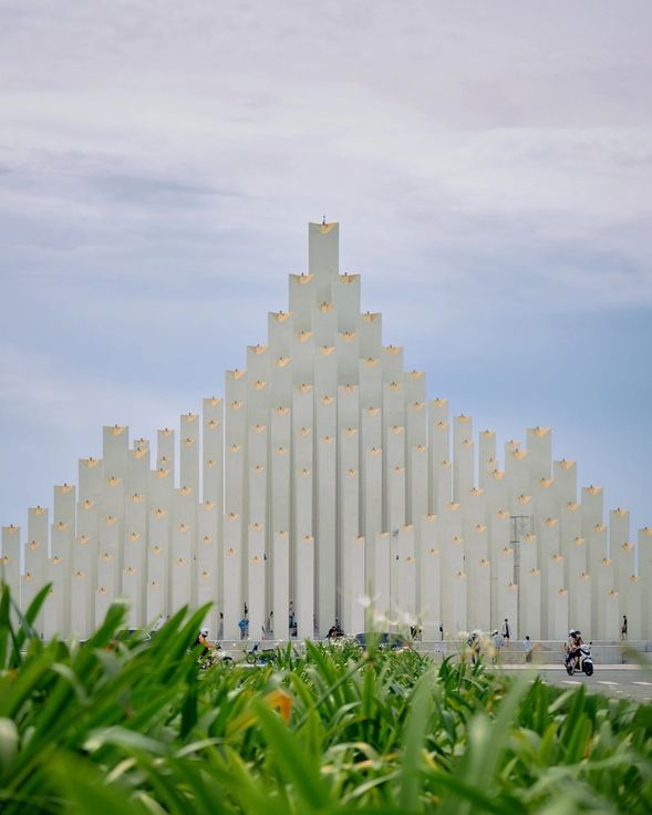 三勝塔(Tháp Tam Thắng)結合義大利設計的現代建築風格,是頭頓新亮點景點。