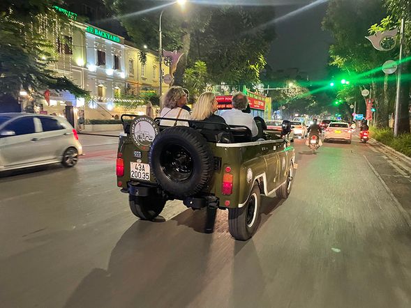 • 騎乘穿越蜿蜒曲折的後街、狹窄的小巷和市場