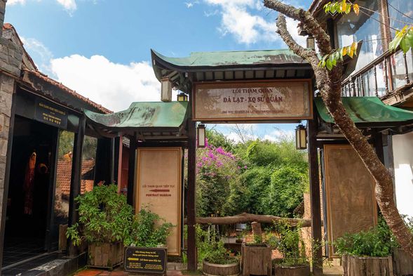 XQ Historical Village(XQ 手工繡村):可欣賞精緻刺繡畫作、觀看繡娘現場創作,並在古色古香的建築群裡散步。