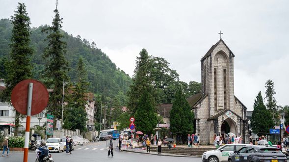 石教堂座落於市中心,由法國人建於1903年,是融合法式歌德風格的百年地標。
