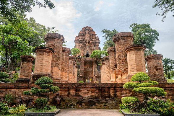 越南芽莊的一座古代占婆王國寺廟遺址,獨特的無砂漿紅磚建造技術聞名,被譽為「越南的小吳哥窟」。