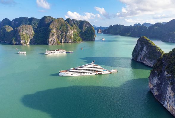 15:30 – 16:30【驚訝洞( Sung Sot Cave)】此佔地約有10,000平方公尺的大型石灰岩洞,而洞內形形色色的鐘乳石、石筍、鐘乳石柱,數量驚人,展現了大自然堅定的力量,也是下龍灣最漂亮的石灰岩洞之一,是下龍灣眾多天然形成的地形奇觀中,參觀設施最完善、也最受觀光客歡迎之處。