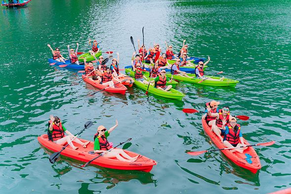 於梯托夫島參加海浴與登山活動