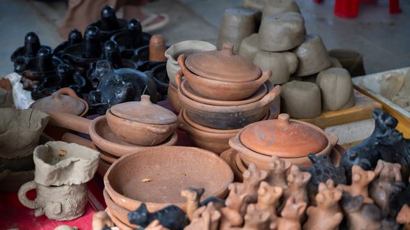 13:00 - 17:00 期間行程 :占族陶瓷村-市集