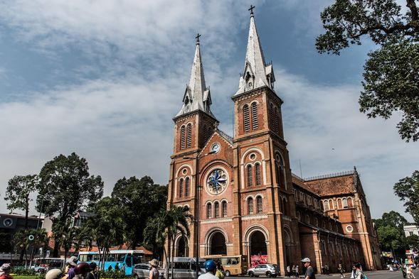 西貢聖母大教堂又稱為「紅教堂」,以馬賽的磚砌築而成,外觀呈磚紅故有紅教堂美稱,兩鐘塔樓高58米顯得相當雄偉。