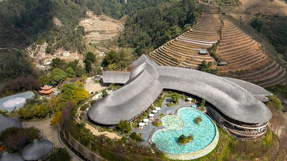 主要的泳池在大廳旁,位於山頂位置,造型有點類似Garrya的LOGO,不過因為當天氣溫是10度以下,大家多半直接到室內的水療區戲水,雖然是自費項目,但價格相當超值。