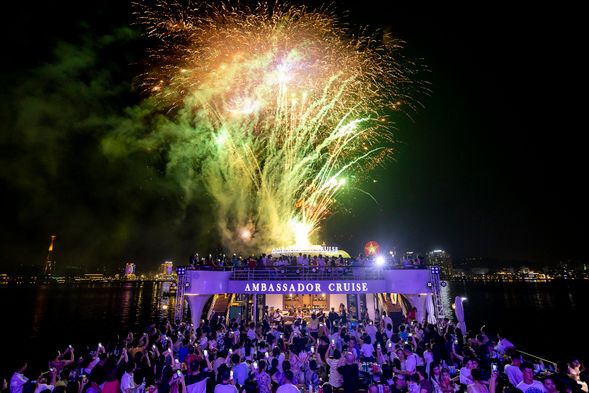 20:15 在露天甲板上欣賞國賓號遊輪獨有的煙火秀。