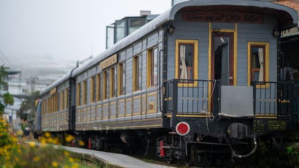 百年黃色法式風格車站,充滿復古浪漫懷舊氣息與拍照打卡熱點。