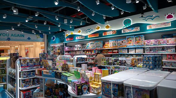 可以單獨進入直接買紀念商品。而旁邊還有HIGHLAND COFFEE及LOTTE MART,如果有不逛的朋友要等待的話,除了旁邊的座位外,可以去喝咖啡或逛超市,不至於會無聊。