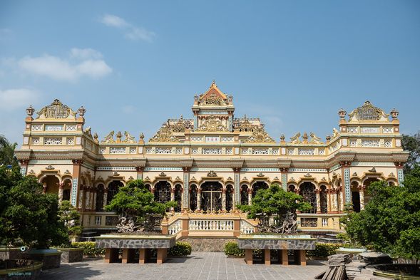 建議到永常古寺廟內的大壂走走,會發現兩側對聯都還是書寫中文,和臺灣廟宇的風格相當類似。