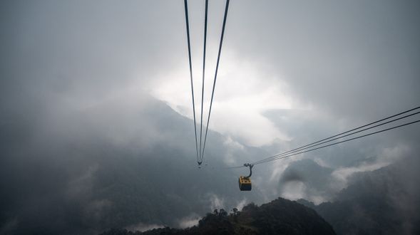 曾獲金氏紀錄的世界級高空纜車,橫跨山谷,直達番西邦峰頂。