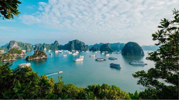 16:00 - 17:00 參觀蒂托夫島(Titov Island),這是一個壯麗的目的地,擁有新月形的海灘,您可以沉浸在碧綠的海水中,並爬到島的頂部,欣賞令人驚嘆的360 度海灣景色。