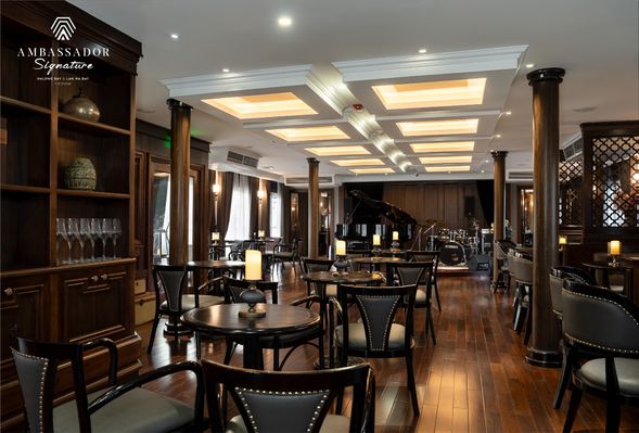 12:30 – 12:45 當您品嚐我們特製的迎賓飲品時,鋼琴酒廊或餐廳將舉行簡短的歡迎簡報。