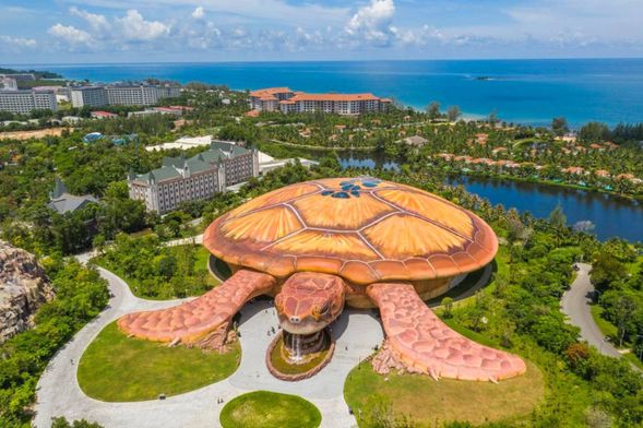 暢玩六大主題區!朝聖巨龜水族館,勇闖維京村與水上世界,沉浸童話與歐洲街頭。