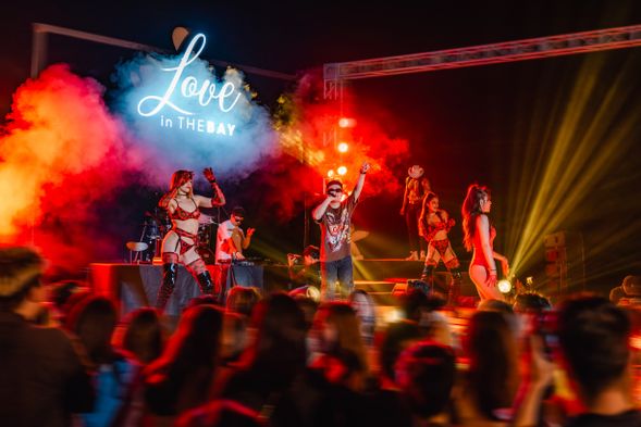 19:00 – 20:45 在遊輪四樓的露天甲板上,欣賞精彩的娛樂表演,為您的夜晚增添豐富色彩。