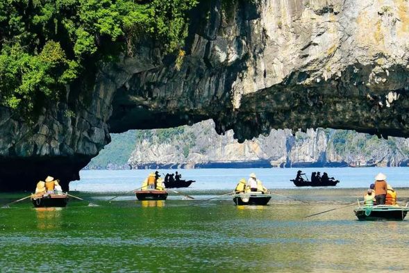 探索盧昂洞 (Luon Cave) – 下龍灣最獨特的洞穴之一,在封閉的拱形山內設有獨立的湖泊,您可以在那裡另付費體驗坐在當地人划的竹筏和 獨木舟。