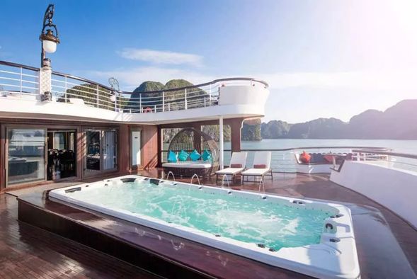 在日光浴平台(週一除外)盡情享受迷人的現場音樂,欣賞下龍灣的神奇風光。您還可以享受壯觀的船上便利設施:放鬆身心並享受日光浴或沉浸在清爽的露天按摩浴池中。