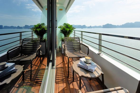 06:00 當朝陽初升,請和我們一同體驗太極課程。在微涼的清晨裡,共同靜思冥想。