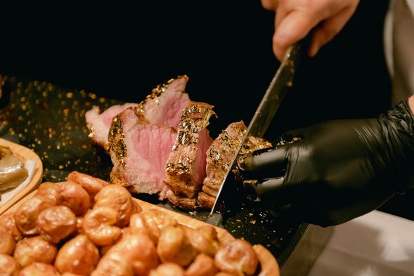 18:30 – 19:30 享用多款歐亞精緻餐點的豪華晚餐。