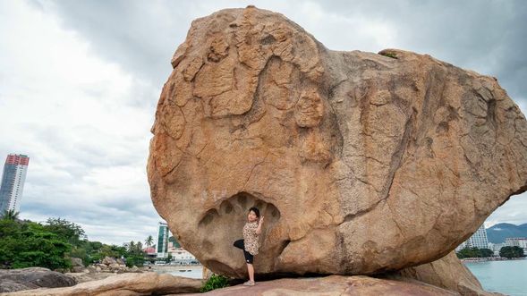芽莊奇岩秘境五指巖 Hòn Chồng|傳說巨人留手印,最療癒海岸,海風、岩石與故事的交會。