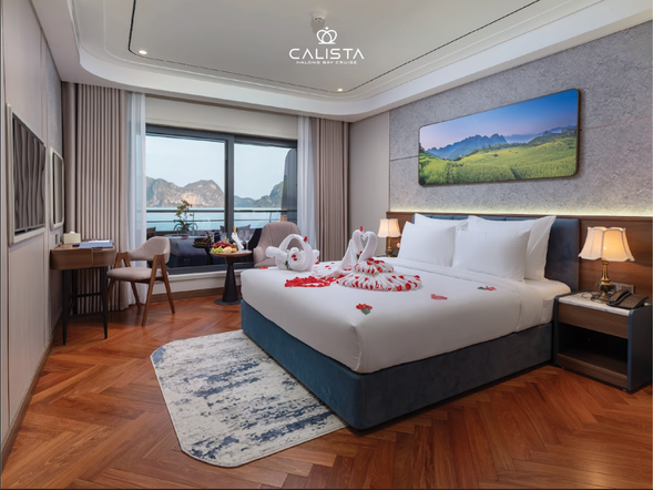 【BAY 海灣房】
艙室數量:10
位置:第一層甲板
面積:32平方米
床型:1 張加大雙人床或 2 張單人床
特色:私人陽台、海景浴缸