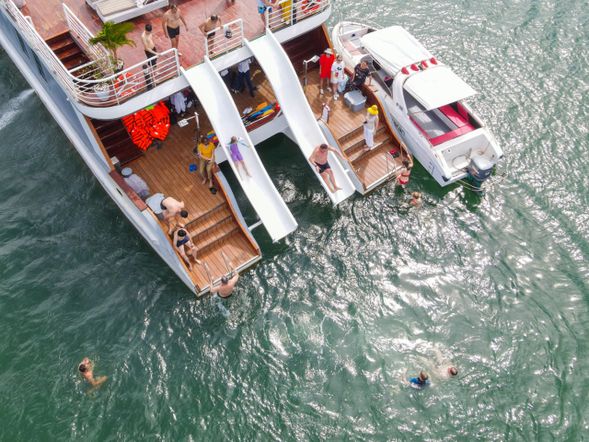 15:15 - 15:45 青蛙池、游泳-哈蘭灣:
享受彈跳床、水滑梯、游泳或只是待在船上放鬆身心。