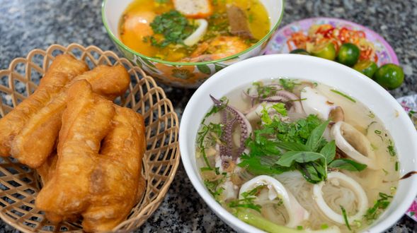 越式風味午餐,品嚐越南特色海鮮與南越料理,感受地飲食文化。