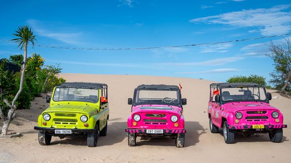 13:00 - 17:00 期間行程 :南強沙丘(吉普車)