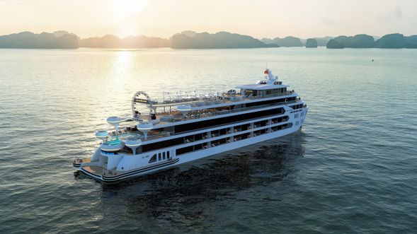 豪華遊輪LUNA HALONG CRUISE I(可容納550位客人)是下龍灣最大的豪華遊輪。